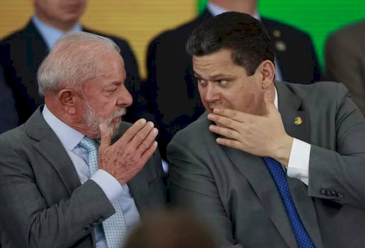 Após derrotas no Senado, governo tenta reaproximação com Alcolumbre